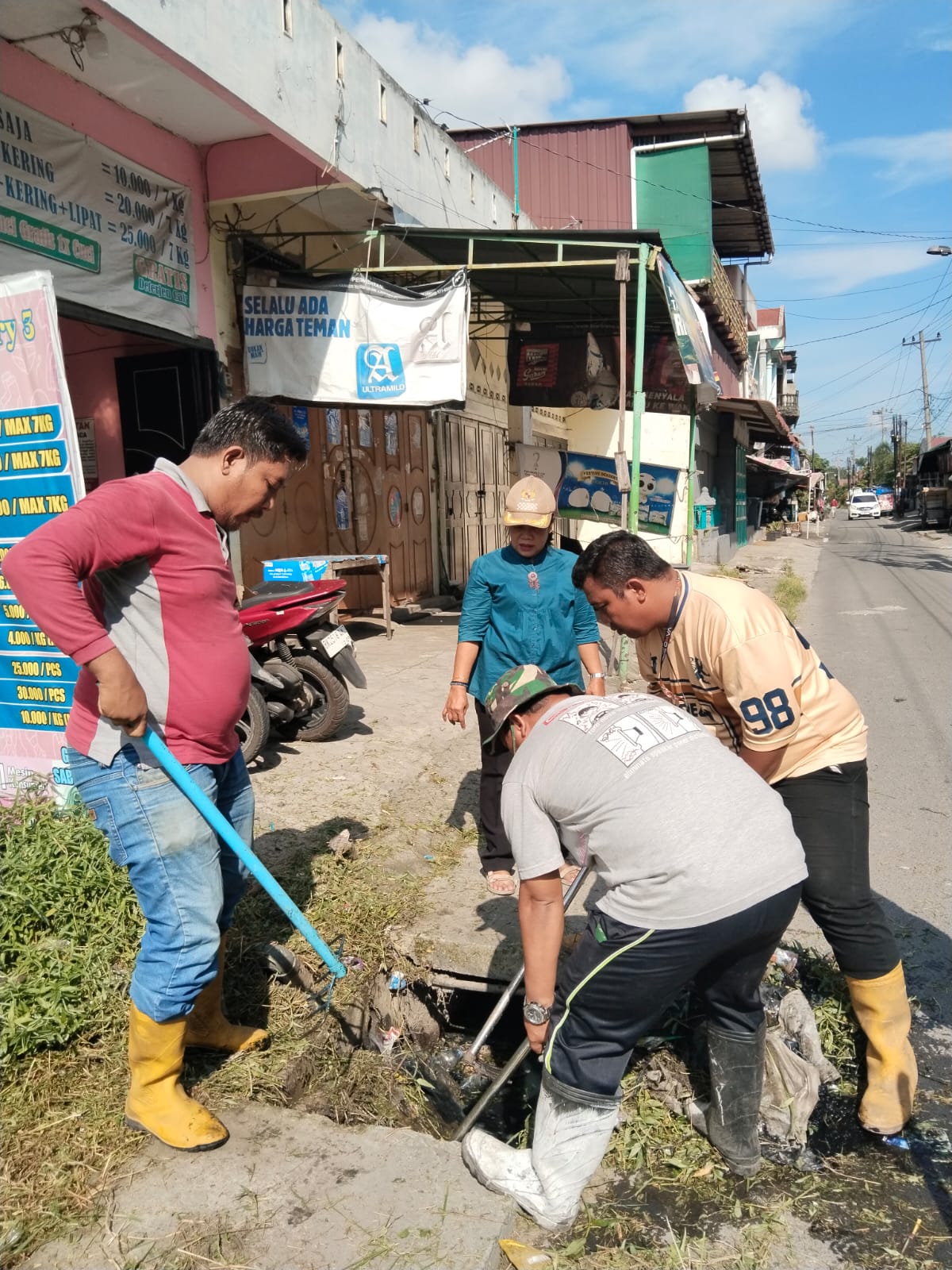 Kegiatan Gotong Royong bersama Kepling dan Lurah Indra Kasih (Selasa, 6 Mei 2025)